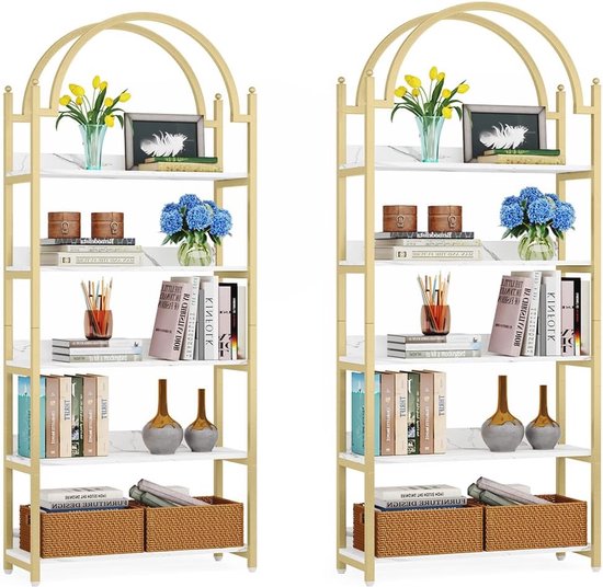 Twee identieke gouden boekenkasten met 5 witte marmerlook planken, decoratief gevuld met bloemen, boeken, vazen en manden.