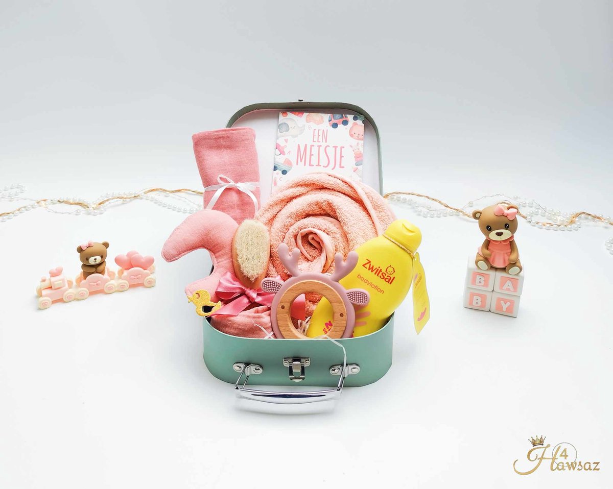 Goedkoopste Gepersonaliseerde kraamcadeaus voor meisje 8 stuks - Hawsaz.nl cadeau - Babygeschenksets - Geboortecadeau - babyshower - Babyset - Baby knuffel doekje - Babykado - Baby geschenk - baby speelgoed - Babyverzorging - Badcape - Zwitsal - Baby koffertje