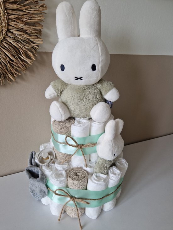 Foto: Nijntje fluffy luiertaart neutraal babyshower kraamcadeau