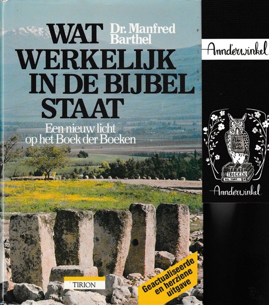 Boekomslag met de titel 'WAT WERKELIJK IN DE BIJBEL STAAT' en een landschap met stenen en bloemen.