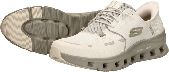 Witte Skechers Glide-Step Pro instappers met grijze zool en veters.