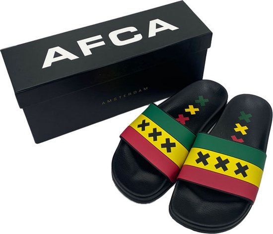 Zwarte AFCA slippers met Amsterdam-thema, naast een zwarte doos met 'AFCA AMSTERDAM'.