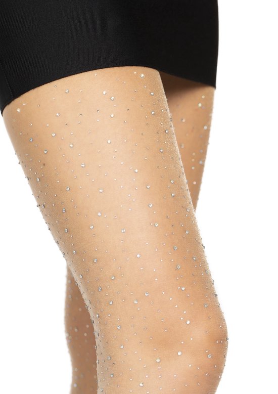 Close-up van een transparante beige panty met zilverkleurige, sprankelende steentjes.