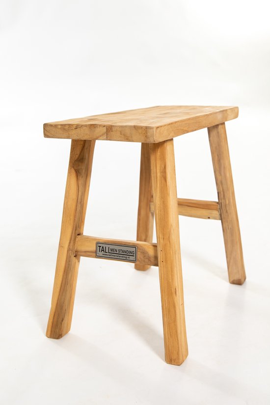 Houten krukje met vierkante zitting en vier poten, met een metalen plaatje met 'TAL MEN STANDING'.