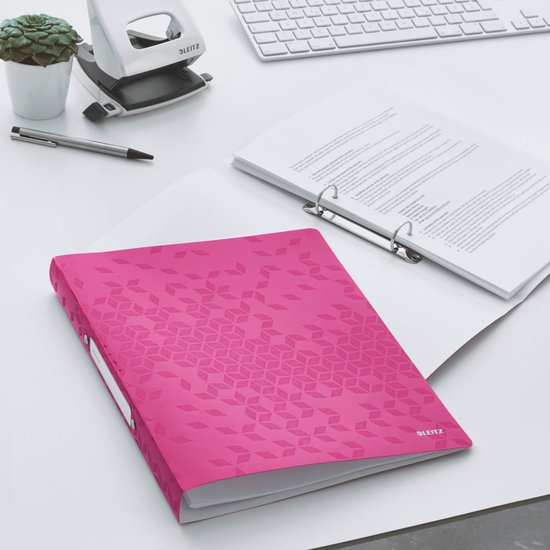 Roze ringband met geometrisch patroon op een bureau.