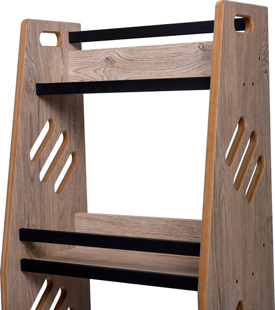 Houten boekenrek met zwarte staven en schuine inkepingen.