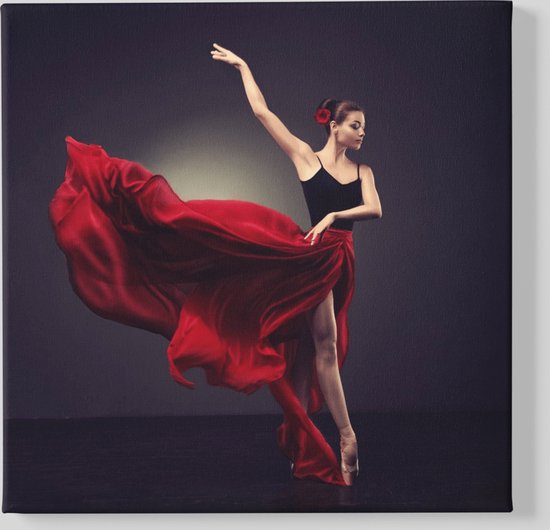 Dansende ballerina in een lange, wapperende rode jurk met bloem in het haar, op spitzen.