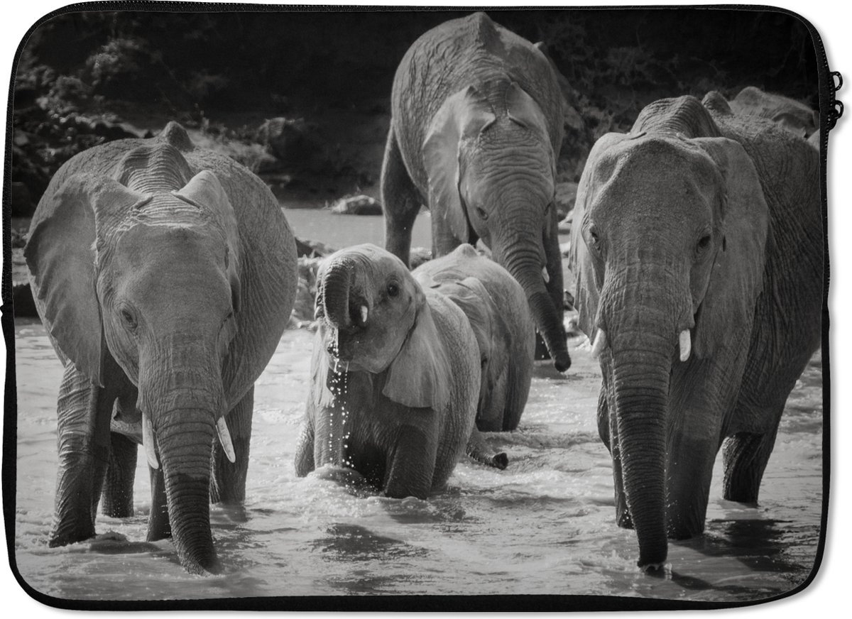 Laptophoes 13 inch - Olifant - Dieren - Water - Zwart wit - Laptop sleeve - Binnenmaat 32x22,5 cm - Zwarte achterkant