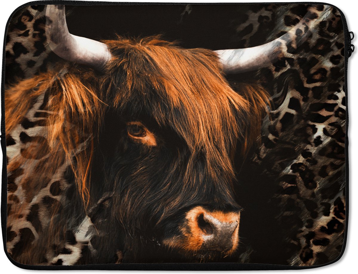 Laptophoes 15.6 inch - Dier - Schotse Hooglander - Wild - Laptop sleeve - Binnenmaat 37x26 cm - Zwarte achterkant