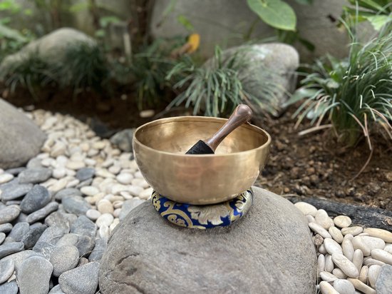 LIDAH® Klankschaal - 22 cm Tibetaanse Klankschaal - Meditatie Schaal met Klopper , Aanstrijkhout & Kussen - Singing Bowl Klank Schaal Set - voor Yoga, Chakra, Mindfulness — afbeelding 5