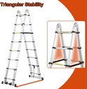 Zilveren telescopische ladder in A-vorm met een ingeklapte close-up die de driehoekige stabiliteit toont.