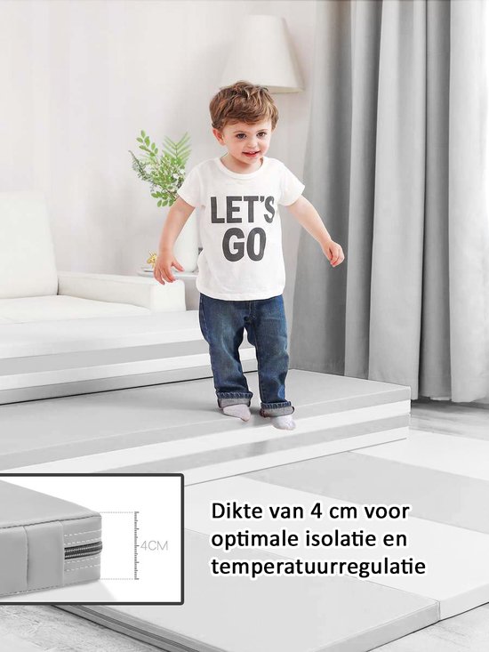 Jongen met 'LET'S GO' T-shirt op een grijze speelmat van 4 cm dik.