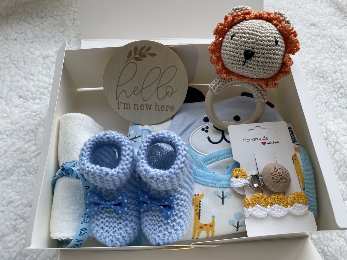 Goedkoopste Maminobaby.nl - Baby Geschenkset jongens Rammelaar bijtring | Muts | Handmade speenkoord | Babyslofjes | Slabbetje | Pyjama set | Kraamcadeau | Babyshower