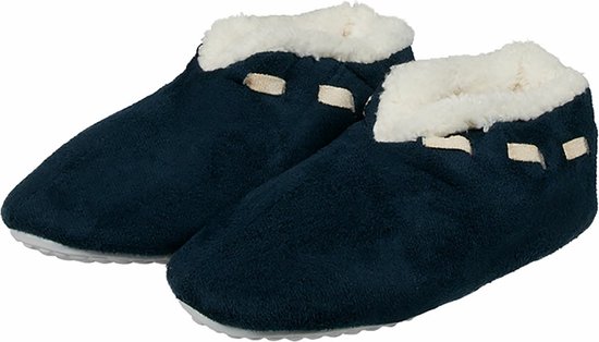 Donkerblauwe pantoffels met witte teddy voering en decoratieve stiksels, op witte achtergrond.