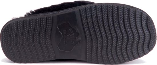 Zool van een zwarte pantoffel met 'Warmbat Australia' logo en golvend profiel.