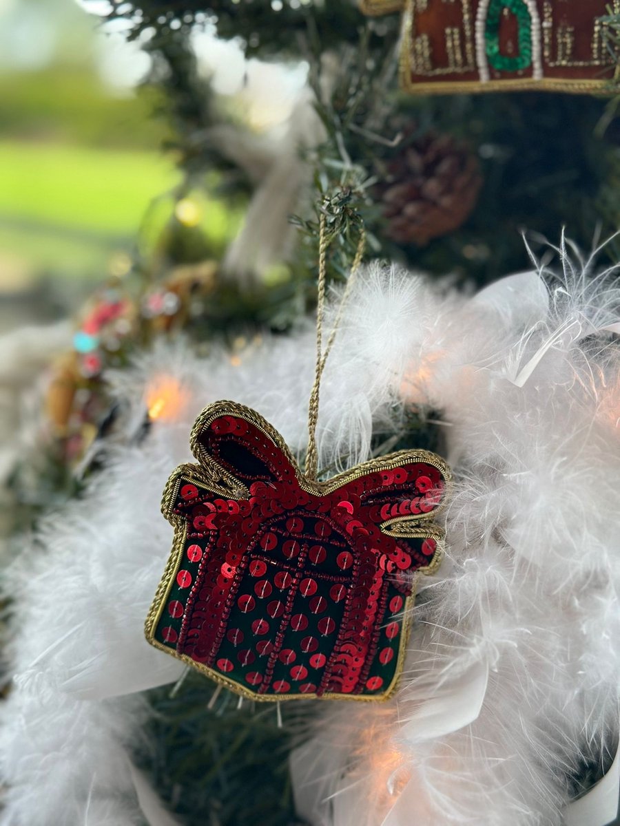 HEM Kerstcadeau Kerstbal – Ornament Cadeautje 8,5 cm – Kersthanger – Luxe Kerstdecoratie voor in de Kerstboom