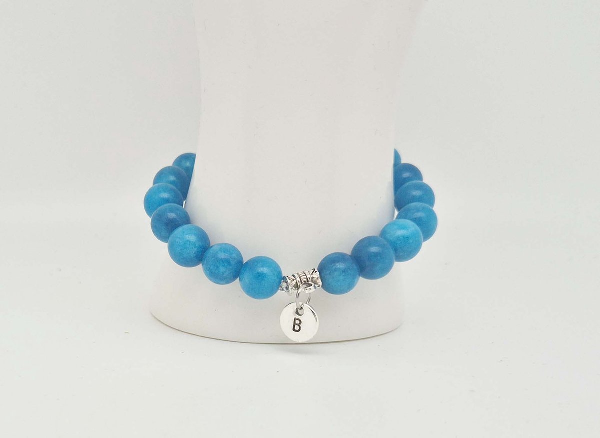 Handgemaakte natuursteen armband met hanger "Letters in cirkel" " Blauwe Agaat" -8 mm diameter van de korrel- Diameter armband 20 cm - Kies je favoriete letters- Een mooi cadeau voor familie en vrienden