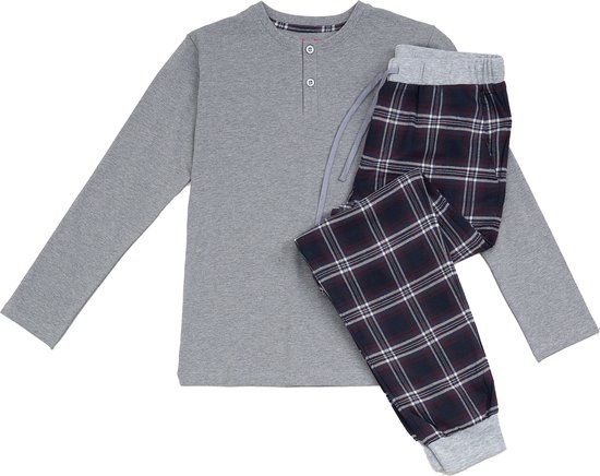 Ensemble pyjama garçon gris : haut henley à manches longues avec boutons et pantalon à carreaux bleu foncé, rouge et gris.