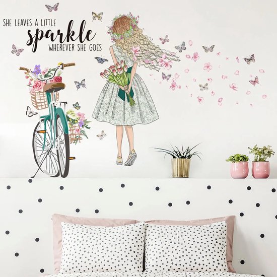 Muursticker romantique avec une fille et un vélo - « Elle laisse une petite étincelle partout où elle passe » Inspirant et motivant