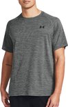 Man draagt grijs sportshirt met fijne horizontale strepen en zwart Under Armour logo op de borst.