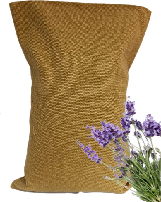 Okerkleurig kersenpitkussen met een bosje lavendel ernaast.