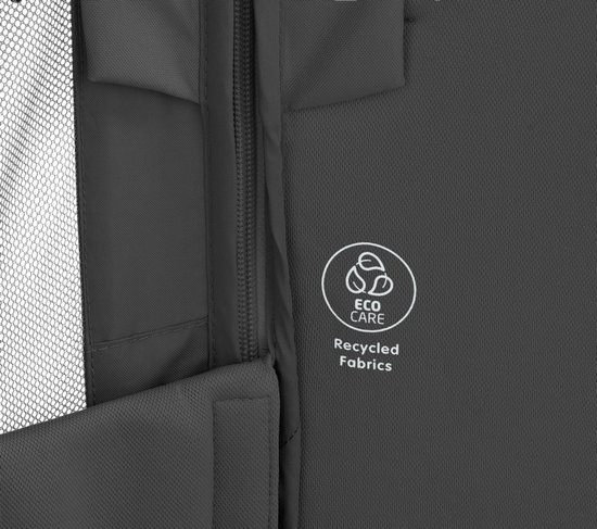 Détail de tissu gris foncé avec logo 'Eco Care Recycled Fabrics'.