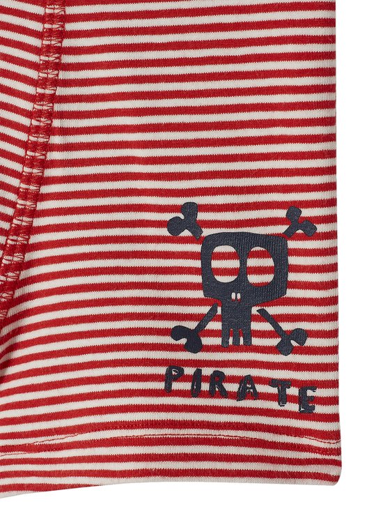 Rood-wit gestreepte boxers met een donkerblauwe doodskop en de tekst "PIRATE".
