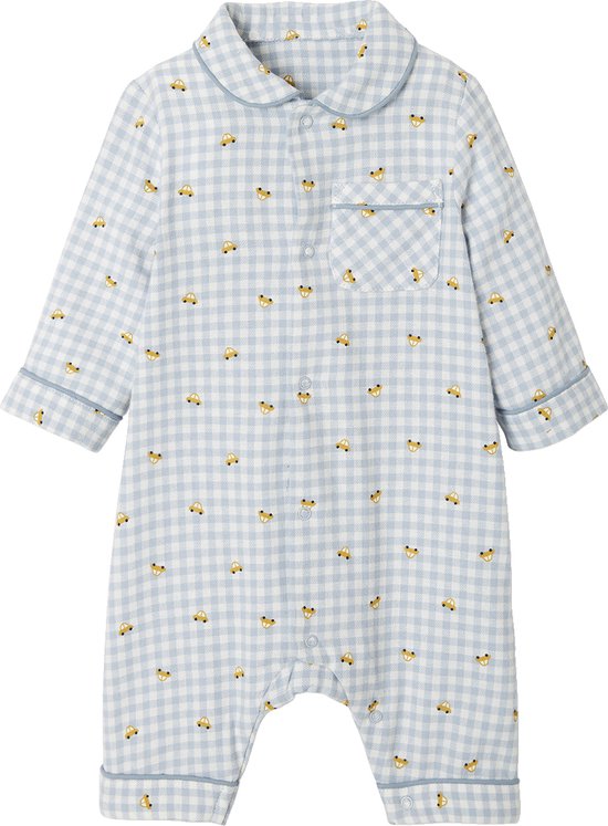 Grenouillère en flanelle de coton bleu clair à carreaux Vichy bleu et blanc avec des voitures jaunes, avec col et poche poitrine.