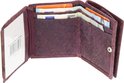 Paarse open portemonnee met pasjes, briefgeld, paspoorthouder en barcode.