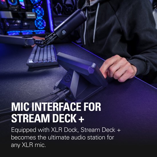 Een persoon gebruikt de Stream Deck+ als microfooninterface op een bureau, met een microfoon in de buurt.