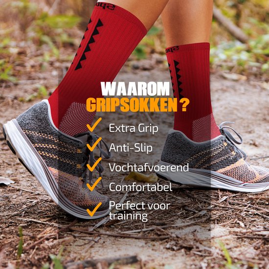 Pieds portant des chaussettes de sport rouges avec picots antidérapants, portées avec des chaussures de sport lors d'un entraînement.
