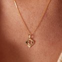 Gouden ketting met hartvormige hanger met de letter D.