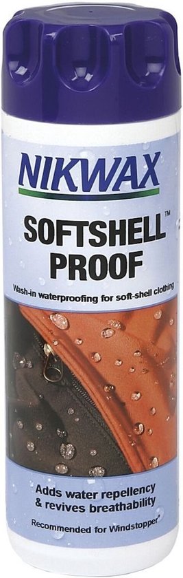 Nikwax Softshell Proof fles met paarse dop. Zilveren fles met blauwe en paarse tekst. Afbeelding van een oranje softshell jas met waterdruppels.
