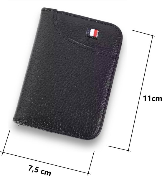 Zwarte portemonnee van 7,5 x 11 cm met getextureerd leer en een rood-wit-blauw logo.