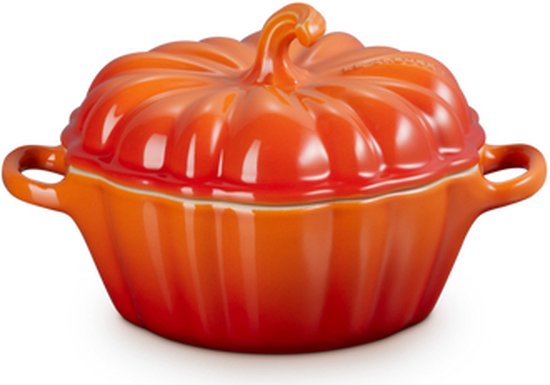 Oranjerode aardewerken braadpan met deksel, vormgegeven als een pompoen.