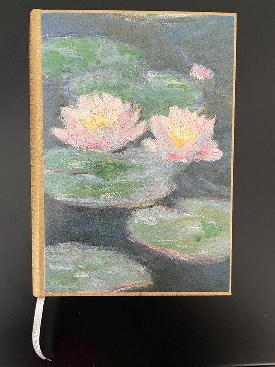 Gebonden notitieboek met opdruk van Claude Monets 'Waterlelies' en een wit lintje.