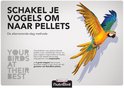 Een ara in vlucht, met de vleugels wijd open, tegen een grijze achtergrond. Tekst: 'Schakel je vogels om naar pellets'.
