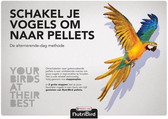 Een ara in vlucht, met de vleugels wijd open, tegen een grijze achtergrond. Tekst: 'Schakel je vogels om naar pellets'.
