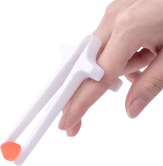 Witte eetstokjes voor op de vinger, met een oranje balletje aan het uiteinde.