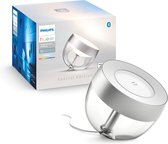 Philips Hue Iris tafellamp in zilverkleur, met glazen kap en licht. De doos toont kleuren en 'white and color ambiance'.