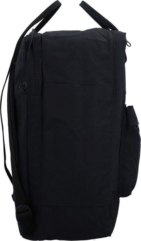 Zij-aanzicht van een zwarte Fjällräven Kånken rugzak met zijvak.