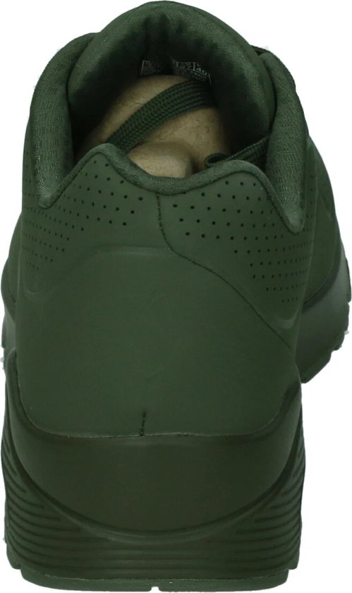 Arrière d'une basket Skechers vert olive avec des perforations sur le talon.