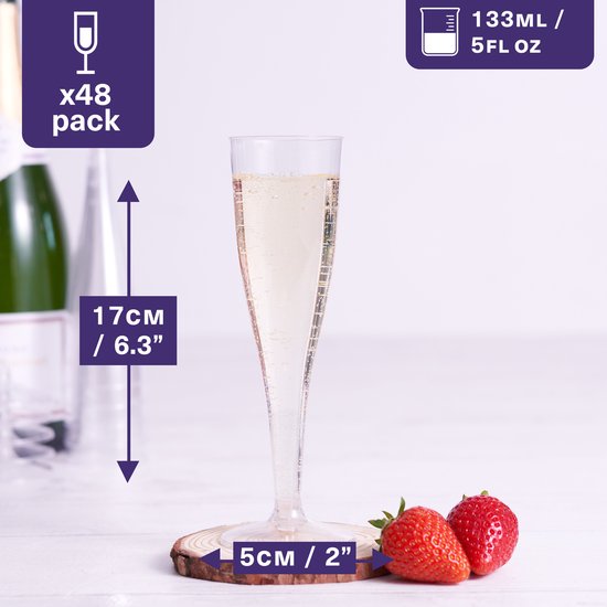 Champagneflûte van 17 cm, met 133ml inhoud, naast aardbeien en afmetingen.