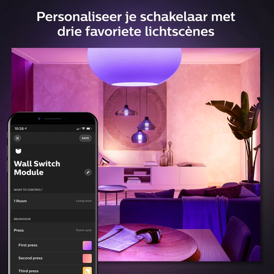 Woonkamer met paarse verlichting en een smartphone die de Philips Hue app toont voor lichtinstellingen.