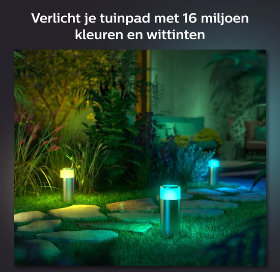 Tuinpad verlicht met Calla sokkellampen in gele en blauwe kleuren.