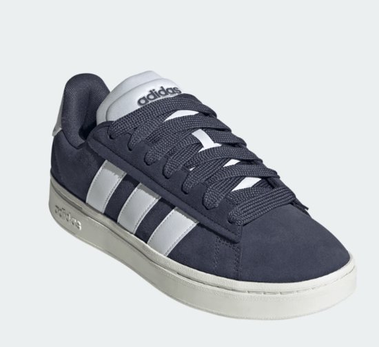 Adidas grand court alpha 00s in de kleur marine.