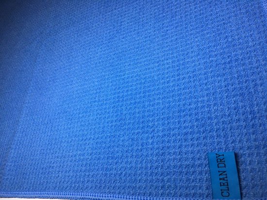 Blauwe microvezeldoek met wafelstructuur en label 'CLEAN DRY'.