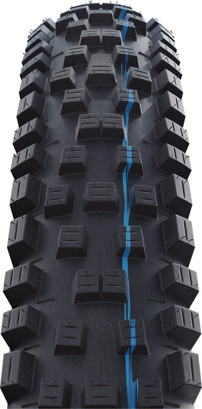 Zicht op de noppen van de zwarte Schwalbe Nobby Nic fietsband met blauwe lijn.
