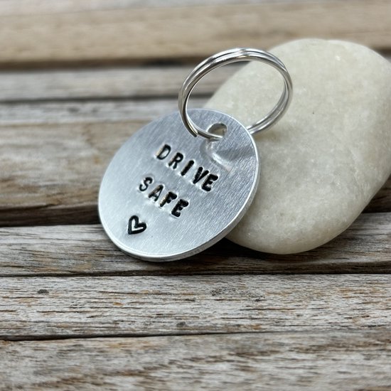 25 mm Aluminium Zilver Gepersonaliseerde Hand gestempelde hotel sleutelhanger met tekst van uw keuze, Retro Sleutelhanger met naam of nummer Gravering