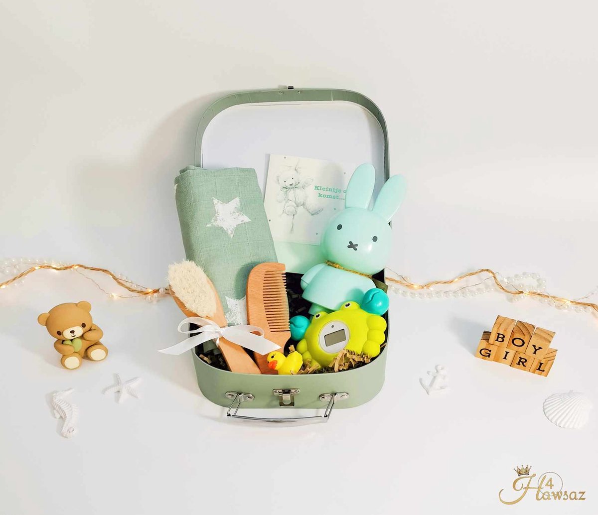 Goedkoopste Gepersonaliseerde kraamcadeaus 8 stuks - Genderneutraal babycadeau - Hawsaz.nl cadeau - Houten Kam en borstel set - Babygeschenksets - Geboortecadeau - babyshower - Babyset - baby speelgoed - Babyverzorging Nijntje - Baby koffertje - Hydrofiel doek